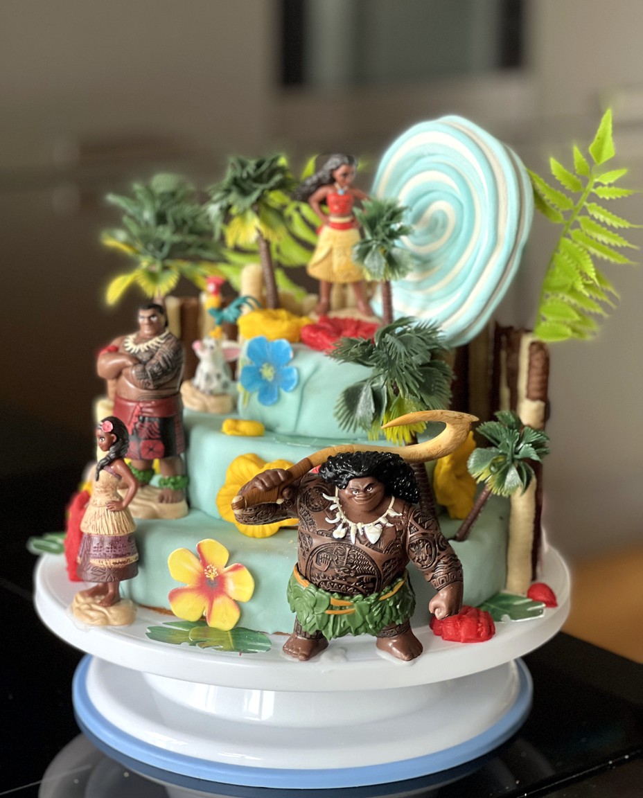 Echte dreistöckige Torte mit türkisfarbenem Fondant, Palmblatt-Deko und Insel-Abenteuer-Spielfiguren.